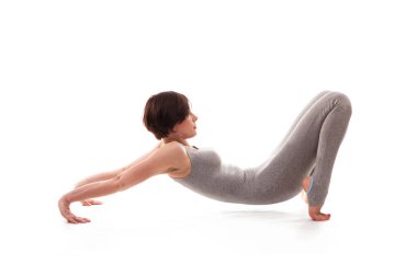 Genç, güzel kadın yoga pozu. izole