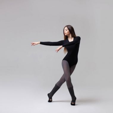 genç güzel dansçı siyah mayo