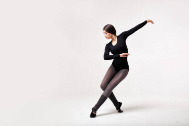 genç güzel dansçı siyah mayo