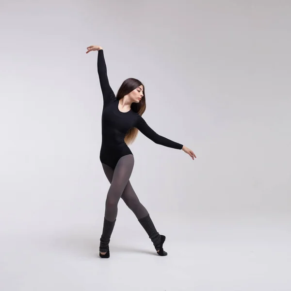 Mladé krásné tanečnice v černých plavkách — Stock fotografie
