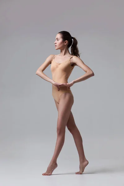Молодая красивая танцовщица в бежевом купальнике — стоковое фото