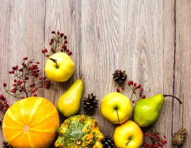 Sebze, meyve, sonbahar çilek şık bileşimi. Üstten Görünüm ahşap arka plan üzerinde. Sonbahar düz yatıyordu