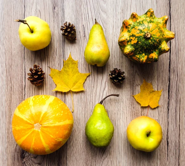 Snygg komposition av grönsaker, frukt, höst löv, kottar. Ovanifrån på trä bakgrund. Hösten platta låg — Stockfoto