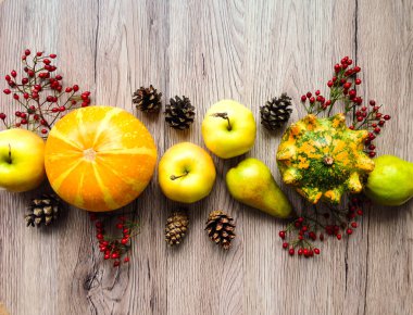 Sebze, meyve, sonbahar çilek şık bileşimi. Üstten Görünüm ahşap arka plan üzerinde. Sonbahar düz yatıyordu