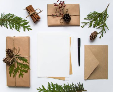 Hediye kutuları Kraft kağıt ve beyaz arka plan üzerinde bir mektup. Noel veya diğer tatil kavramı, üstten görünüm, düz yatıyordu