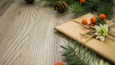 Noel hediyelerini doğal dekorasyon ile kraft kağıt sarılı. Görüş açısı