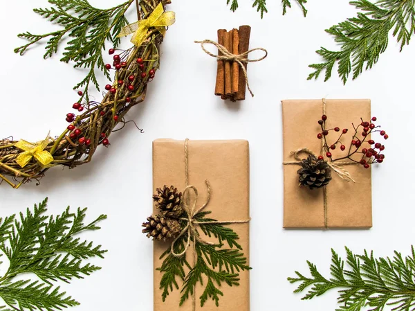 Kraft kağıt beyaz arka plan üzerinde hediye kutuları. Noel veya diğer tatil kavramı, üstten görünüm, düz yatıyordu — Stok fotoğraf