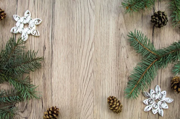 Fondo de madera de Navidad con abeto y copos de nieve hechos a mano. Piso tendido, vista superior — Foto de Stock