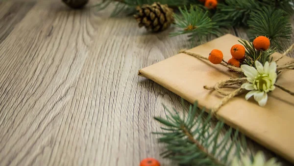 Presentes de Natal embrulhados em papel kraft com decoração natural. Vista angular — Fotografia de Stock
