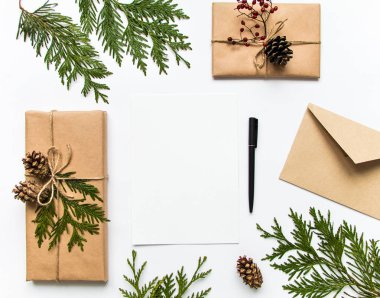Hediye kutuları Eko kağıt ve beyaz arka plan üzerinde bir mektup. Noel veya diğer tatil kavramı, üstten görünüm, düz yatıyordu