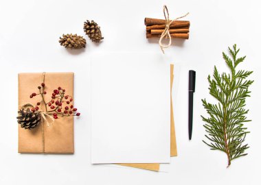 Hediye kutusunda Eko kağıt ve beyaz arka plan üzerinde bir mektup. Noel veya diğer tatil kavramı, üstten görünüm, düz yatıyordu