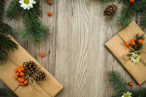 Presentes de Natal embrulhados em papel kraft com decoração natural. Deitado plano, vista superior — Fotografia de Stock