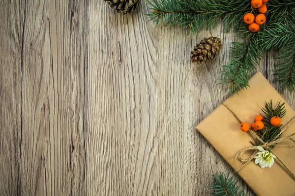 Presentes de Natal embrulhados em papel kraft com decoração natural. Deitado plano, vista superior — Fotografia de Stock