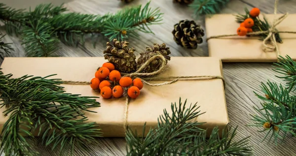 Presentes de Natal embrulhados em papel kraft com decoração natural. Vista angular — Fotografia de Stock