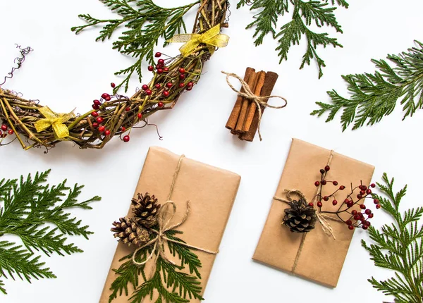 Caixas de presente em papel artesanal sobre fundo branco. Natal ou outro conceito de férias, vista superior, flat lay — Fotografia de Stock