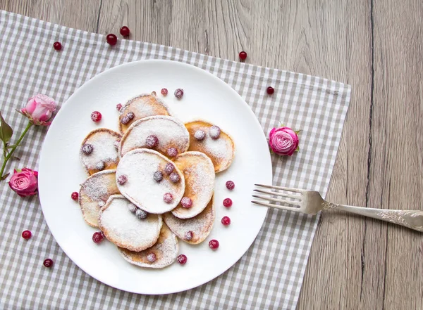 Hausgemachte Pfannkuchen mit Preiselbeeren und Zuckerpulver. Draufsicht, flache Lage, Blick von oben — Stockfoto