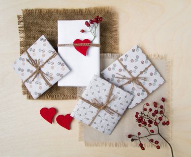 Ahşap arka plan üzerinde rustik el yapımı hediye kutuları. Üstten Görünüm, düz yatıyordu