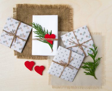 Ahşap arka plan üzerinde rustik el yapımı hediye kutuları. Üstten Görünüm, düz yatıyordu