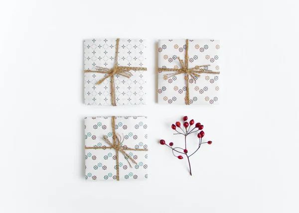 Rustikale handgemachte Geschenkboxen auf weißem Hintergrund. Draufsicht, flache Lage — Stockfoto