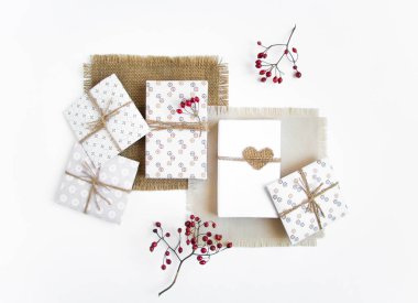 Rustik el yapımı hediye kutuları beyaz arka plan üzerinde meyveleri ile dekore edilmiştir. Üstten Görünüm, düz yatıyordu