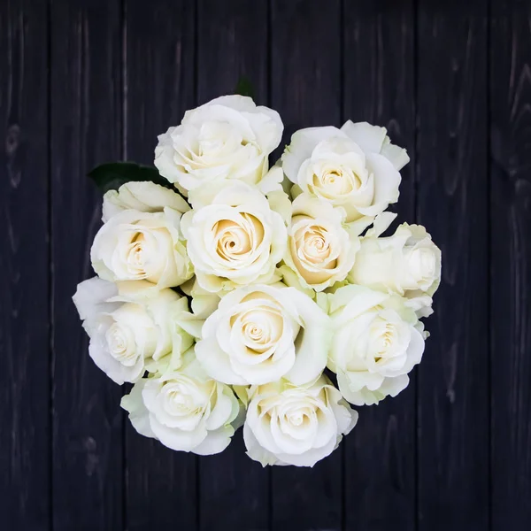 Perfekter Strauß luxuriöser Creme-Rosen für Hochzeit, Geburtstag oder Valentinstag. Ansicht von oben — Stockfoto