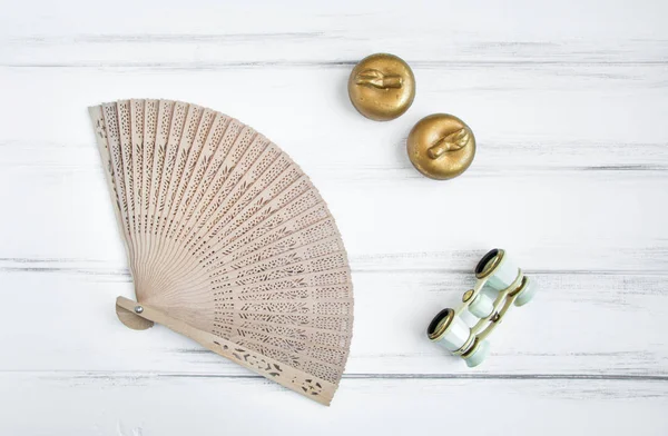 Vista aérea de acessórios para uma visita à ópera ou teatro: lorgnette e ventilador de madeira. Vintage flat lay — Fotografia de Stock