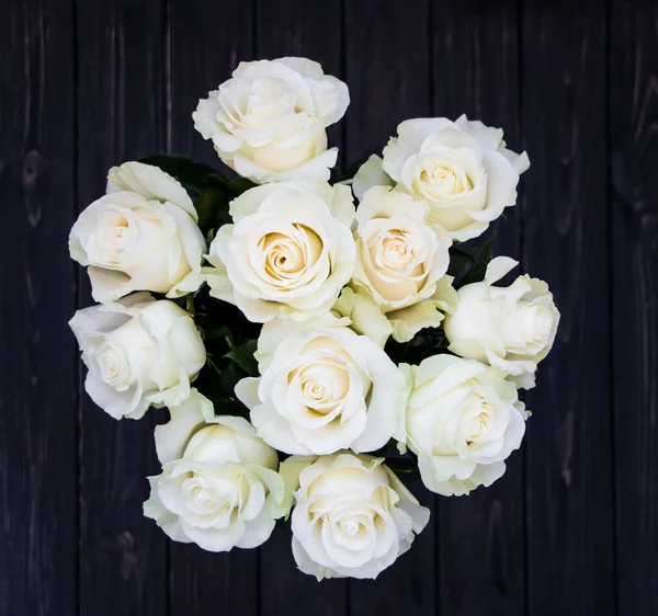 Doskonały bukiet róż luksusowy krem na ślub, urodziny lub Walentynki. Widok z góry — Zdjęcie stockowe