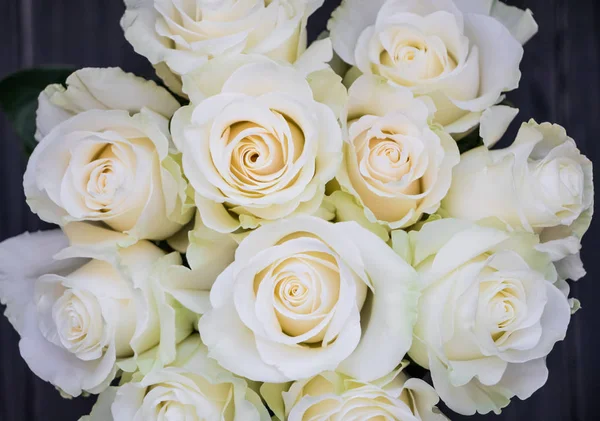 Perfekt bukett creme lyxiga rosor för bröllop, födelsedag eller alla hjärtans dag. Ovanifrån — Stockfoto