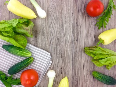 Sebze ve otlar ahşap arka plan üzerinde renkli kompozisyonu. Düz yatıyordu, en iyi görünümü