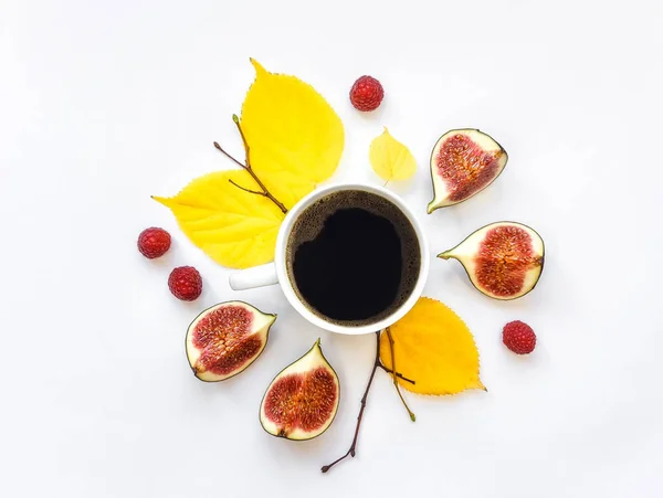 Ljusa morgon kopp kaffe med fikon frukter och hallon. Hösten dekoration. Platt lekmanna, top view — Stockfoto