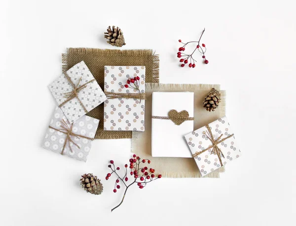 Rustikale handgemachte Geschenkboxen auf weißem Hintergrund mit Beeren dekoriert. Draufsicht, flache Lage — Stockfoto