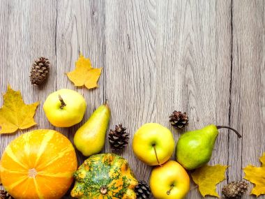 Kabaklar, sonbahar yaprakları ve koniler şık bileşimi. Üstten Görünüm ahşap arka plan üzerinde. Sonbahar düz yatıyordu