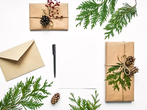 Hediye kutuları Eko kağıt ve beyaz arka plan üzerinde bir mektup. Noel veya diğer tatil kavramı, üstten görünüm, düz yatıyordu