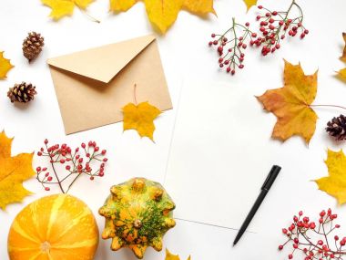 Mektup, pumpkins, sonbahar yaprakları, çilek şık bileşimi. Üstten Görünüm beyaz arka plan üzerinde. Sonbahar düz yatıyordu