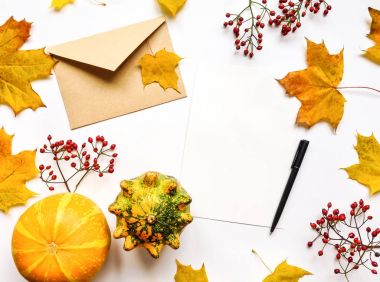 Mektup, pumpkins, sonbahar yaprakları, çilek şık bileşimi. Üstten Görünüm beyaz arka plan üzerinde. Sonbahar düz yatıyordu