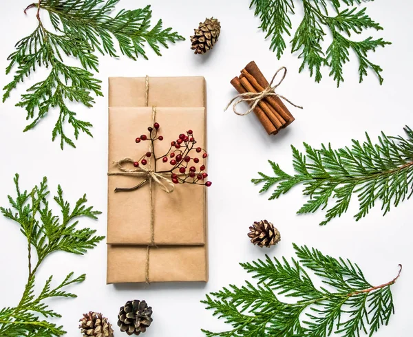 Kraft kağıt beyaz arka plan üzerinde hediye kutuları. Noel veya diğer tatil kavramı, üstten görünüm, düz yatıyordu — Stok fotoğraf