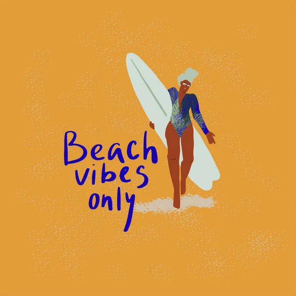 Mujer en traje de baño con tabla de surf y cita dibujada a mano: solo vibraciones de playa — Archivo Imágenes Vectoriales