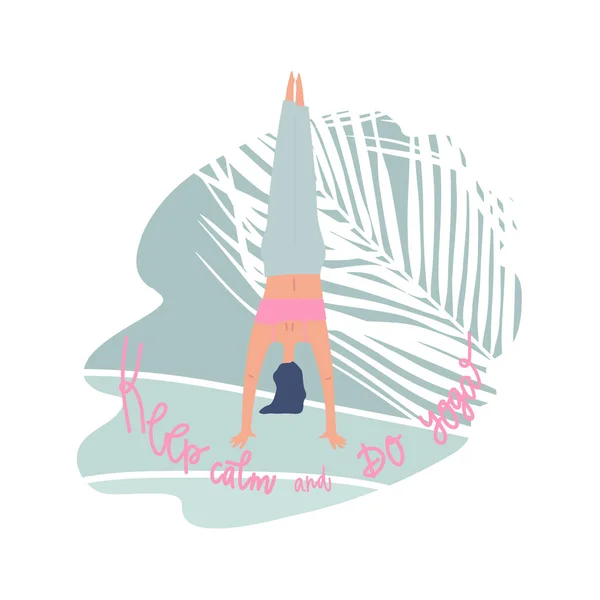 Donna in piedi a mano e citazione disegnato a mano libera: mantenere la calma e fare yoga. elemento foglia di palma su sfondo — Vettoriale Stock