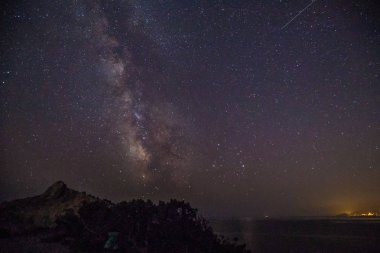 Yıldız gece gökyüzünde inanılmaz yıldızlı gece gökyüzü ile Galaxy Bulutsusu