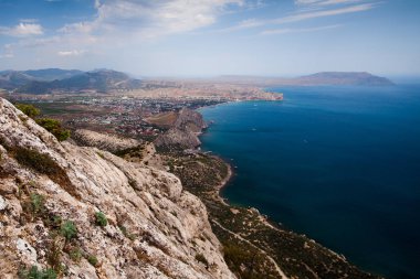 Bir kayaya, deniz, Crimea çam