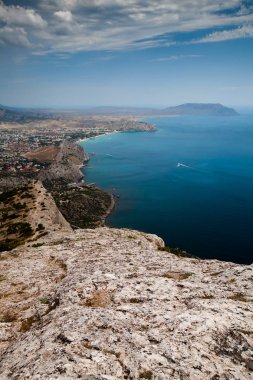 Bir kayaya, deniz, Crimea çam