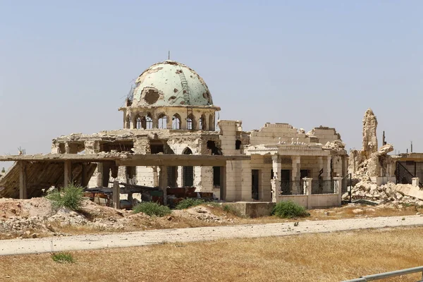 在阿勒颇被毁坏的宣礼塔 — 图库照片