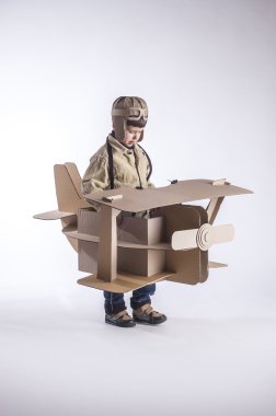 çocuk ve çift kanatlı.