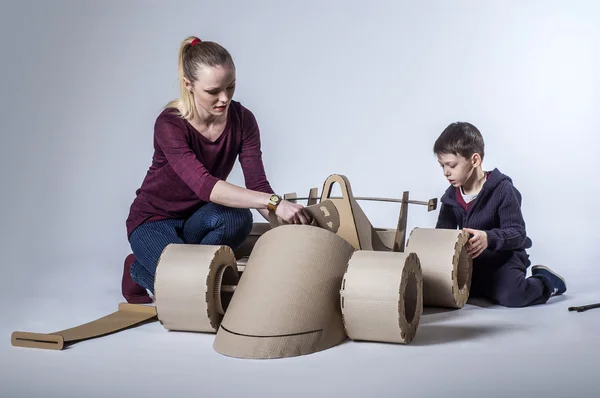 Voiture de course en carton et famille heureuse — Photo