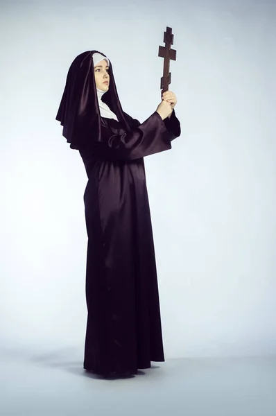 Rahibe ile çapraz — Stok fotoğraf