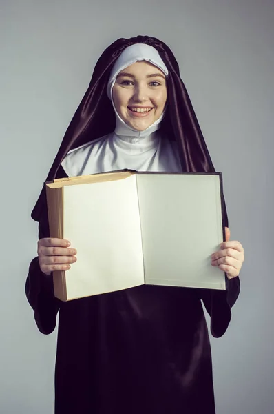 Rahibe kitap ile — Stok fotoğraf
