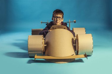 Karton yarış araba