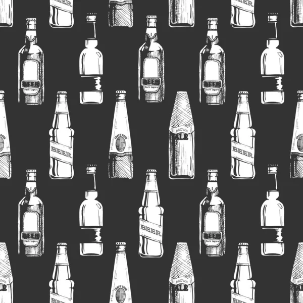 Patrón sin costuras con diferentes botellas de cerveza . — Archivo Imágenes Vectoriales