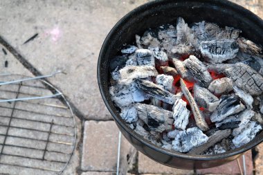 yanmış sıcak kömürler, kırmızı parlama, ızgara ızgara ve kopya alanı ile siyah barbekü