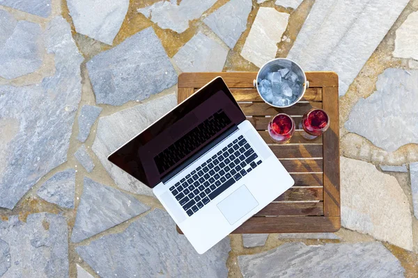 Laptop and wine glasses — Stock Photo, Image